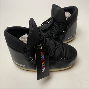 Womens Short Icon Pumps Moon Boots
Black Waterproof NWT Size 4.5/5.5